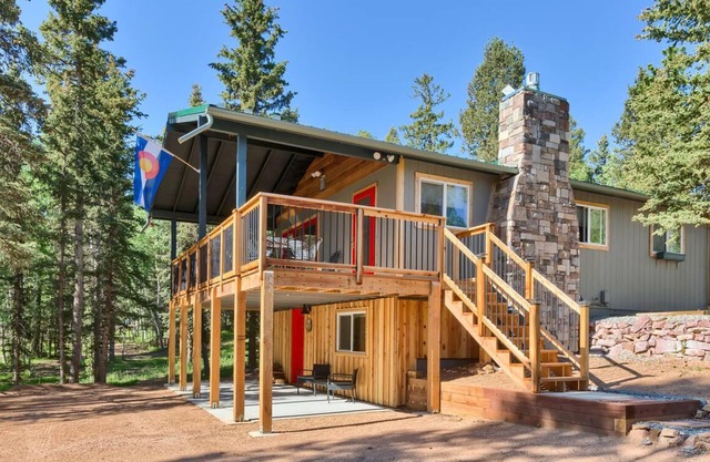 Comfortable, well-stocked cabin! Great Reviews!