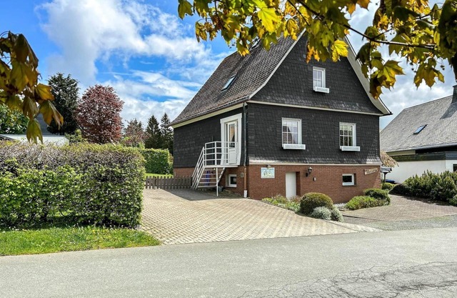 Comfortably furnished child-friendly vacation home with garden