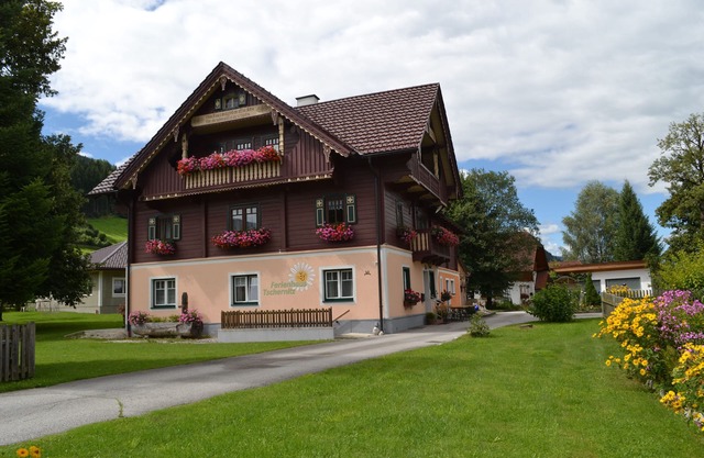 Comfortably furnished vacation home in the mountains