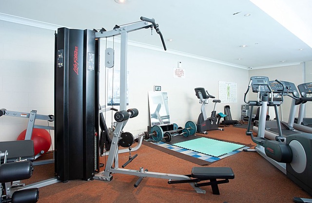 Comfy 2-Bed Apartment with Gym and Pool