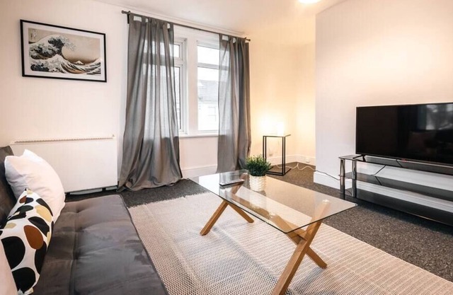 Comfy 2 Bedroom Flat - with Parking