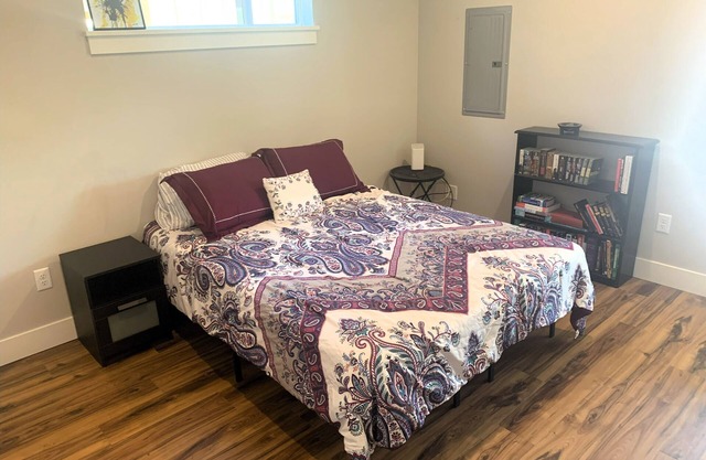 Comfy 2b/1ba minutes from Eugene! Pets Welcome.