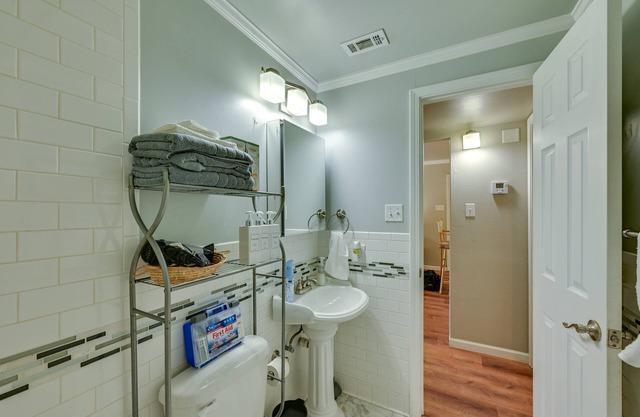 Comfy 2BR Retreat, Walk to SFA, Children & Pet-Friendly + Superhost Clean
