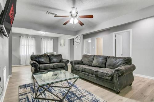Comfy 3 bedroom home w/fenced yard