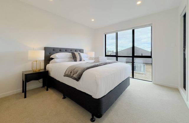 Comfy 4 Bedrooms Retreat with Garage in Epsom