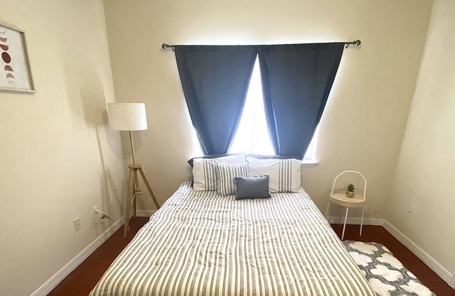 Comfy and Cozy Private Room / Free Parking / Close to Airport & Shopping Centers