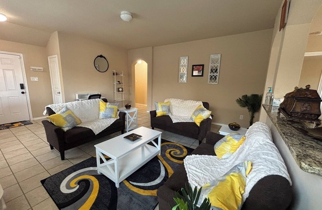Comfy and Modern 4-Bedroom Home with King Bed, Workspace & Fast Wi-Fi
