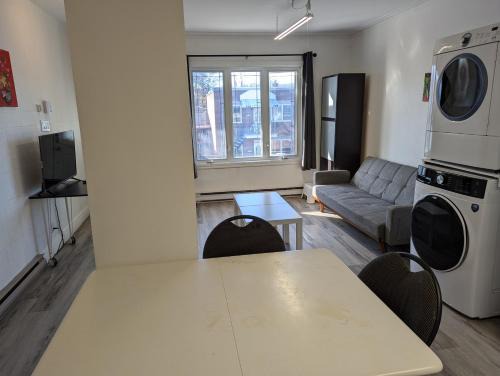 Comfy apartment close to Metro Monk station with self check in
