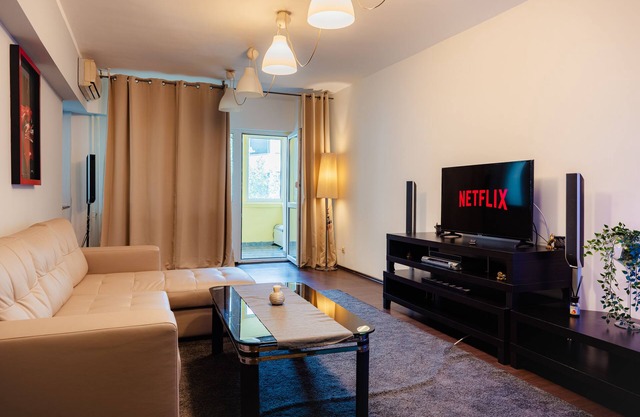 Comfy Apartment with Private Parking and Netflix