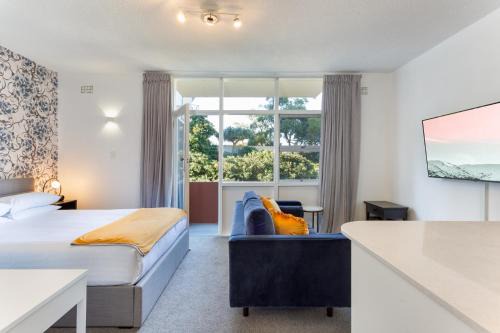 Comfy Balcony Studio near Parks Shopping & Dining