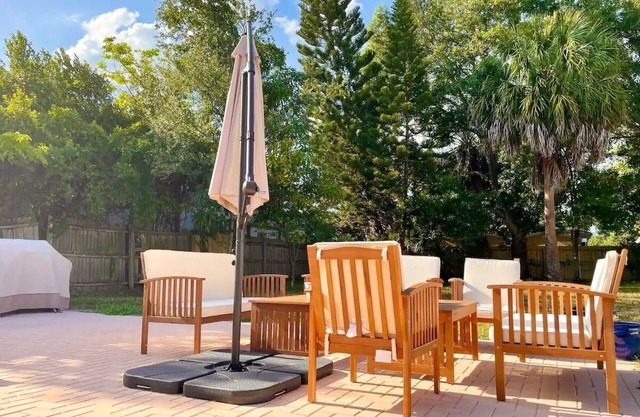 Comfy beds, newly remodeled with private backyard near MacDill Air Force Base!nn