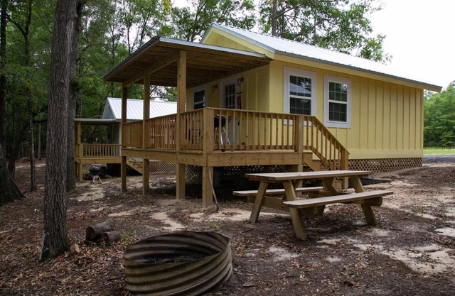 Comfy cabin located in Andalusia, AL