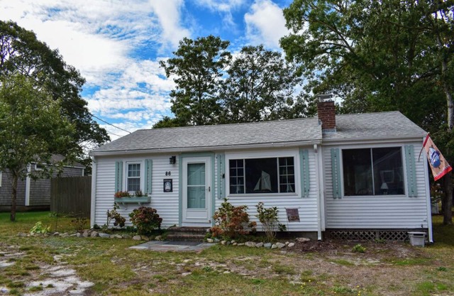 Comfy Cape Cod cottage, sleeping 6, just .4 miles to the beach.