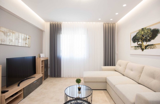 Comfy Central 1 Bedroom Apt with Terrace and View