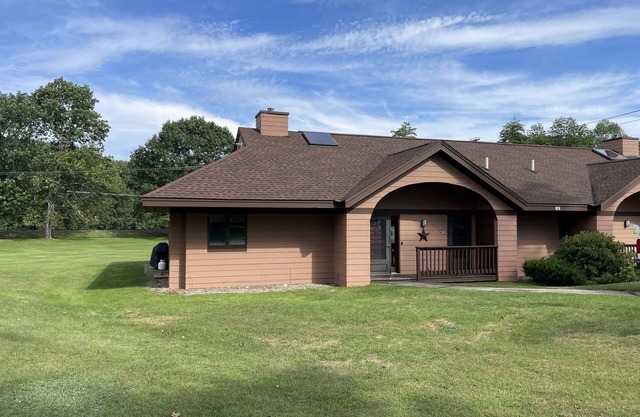 Comfy Condo nestled in the White Mountains of NH (6 adults max)