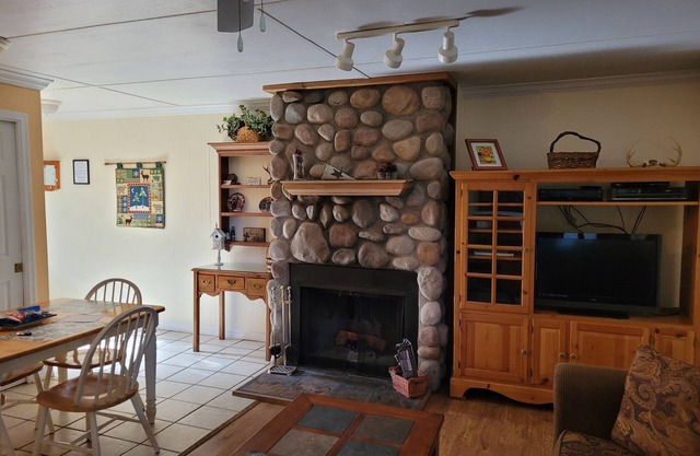 COMFY, COZY COTTAGE! HOT TUB & FIREPLACE.n THANKFULLY NOT AFFECTED BY FLOODS!
