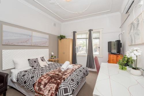Comfy Ensuite Queen Room - Nearby Airport