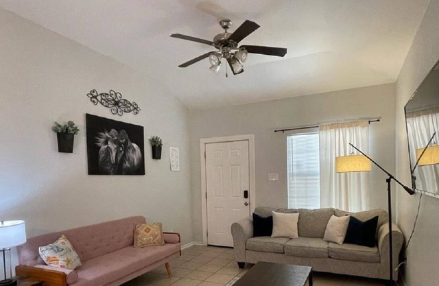 Comfy home ~ AT&T Proximate & Arlington's Entertainment Hotspots.