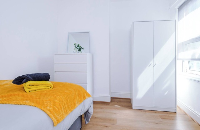 Comfy Ideal for Travelers & Contractors: Warrington, Norris Getaway