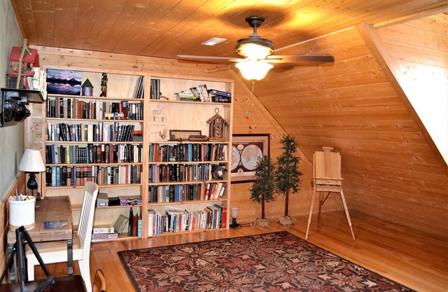 Comfy Mountain Home Near Everything Yet Private