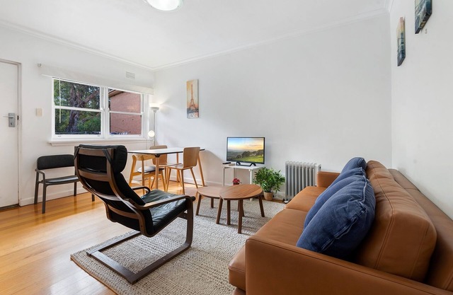 Comfy One-Bedroom Unit Between City and Airport