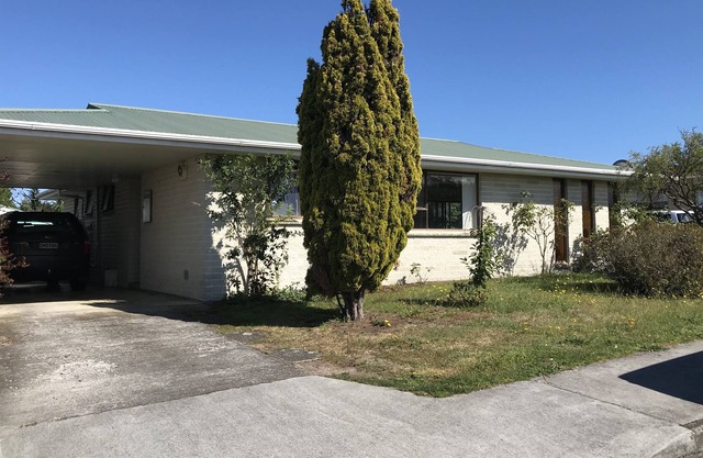 Comfy quiet Otaki Beach house with views to the mountains