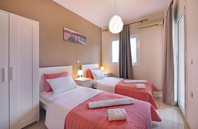 Comfy & spacious apt, 2 minutes from the beach