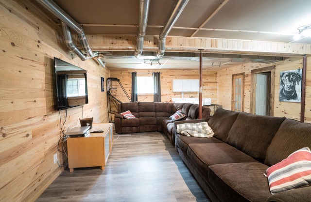 Comfy, Spacious Lakefront Oasis with Sauna and Hot Tub in Beautiful Blue Sea, QC