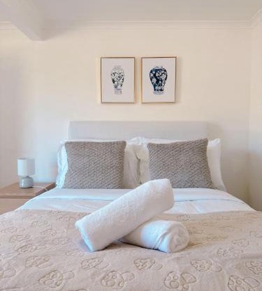 Comfy unit near Garden City Westfield Street Parking