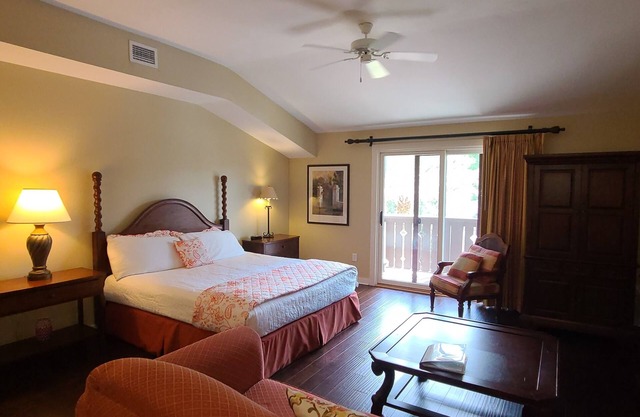 Comm Pool- hot tub- lagoon view- balcony- top floor studio w/full kitchen