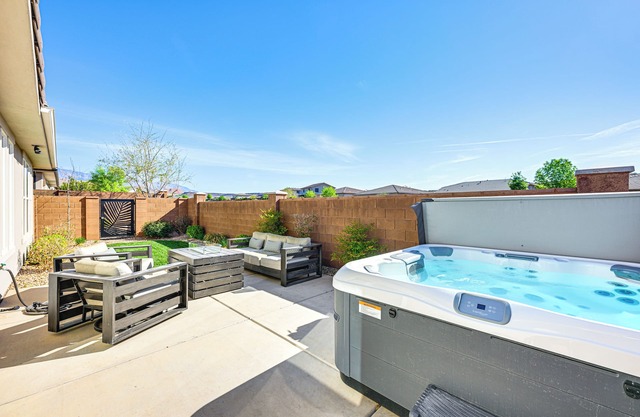 Community Pool & Private Hot Tub: Washington Home!