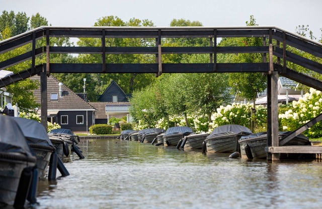 Compact lodge with an electric sloop in Giethoorn