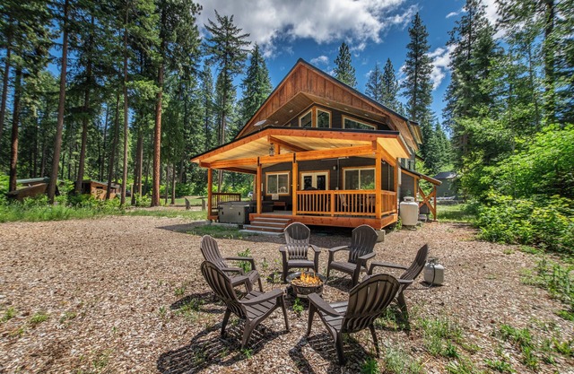 Compass Cabin-Hot Tub, WIFI, Close to Golf/Lake