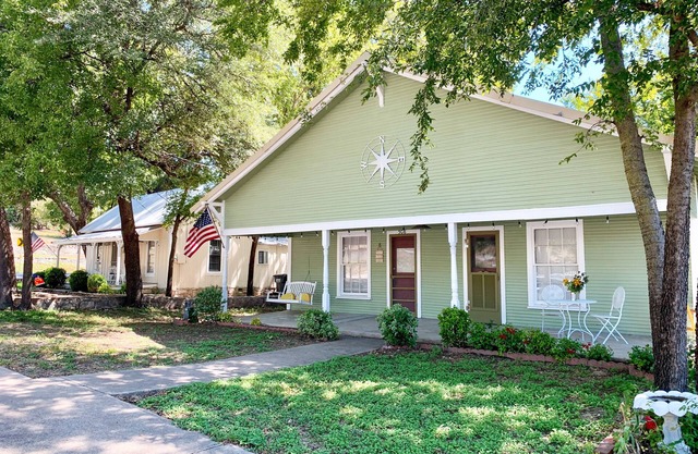 Compass Cottage in Historic Glen Rose