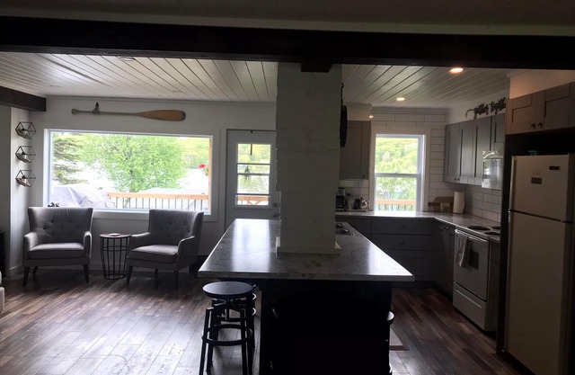 Compass Lakeview Cottage with Doe Lake scenery