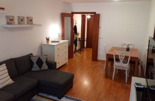 Complete apartment near the airport. Next to the English Court shopping center.