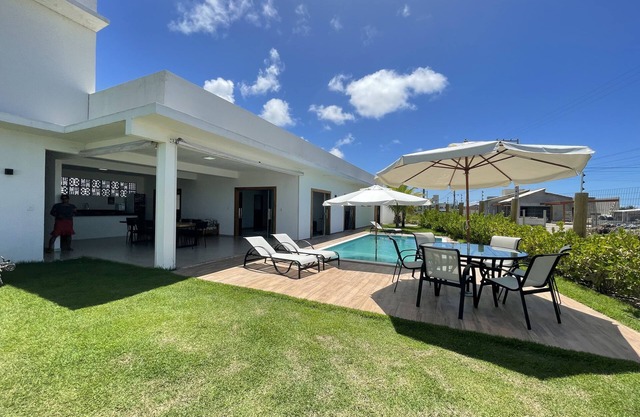 COMPLETE HOUSE w/5 Suites Pool 1 Min from the Beach