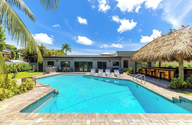 Complete Tropical Staycation,Heated Pool, Pool Table, 5 bedrooms, 9 beds, 4 bath