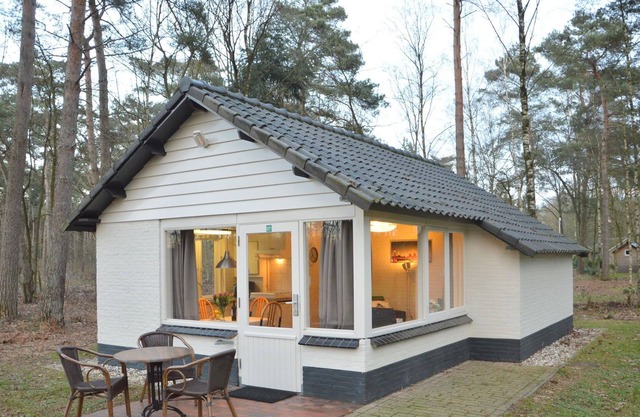 Completely detached bungalow in a nature-filled park by a large fen