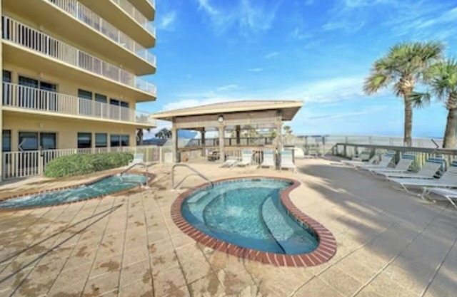 Completely renovated, huge balcony ocean front condo/beach chairs + umbrella!