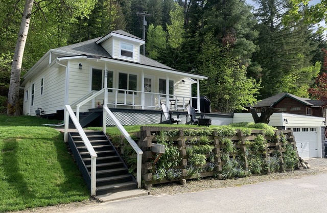 Completely renovated bungalow on South Hill steps from quaint downtown Wallace!
