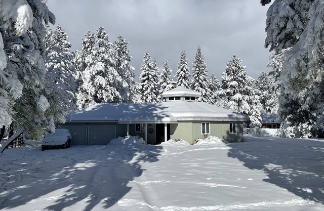 Completely Renovated House w/2 Entertaining Areas - Right off the golf course!