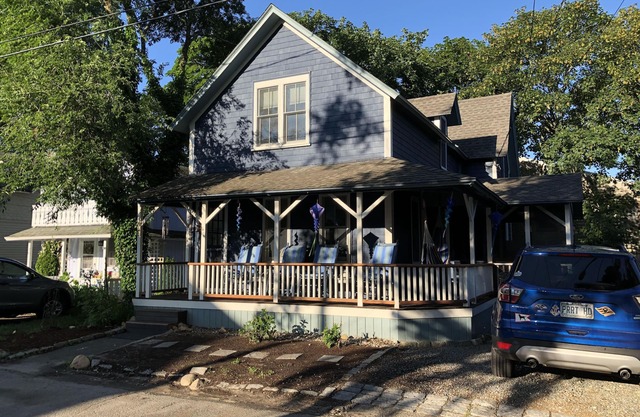 Completely renovated, air conditioned cottage close to the beach. Dog friendly.
