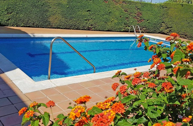 Con piscina en residencia muy tranquila