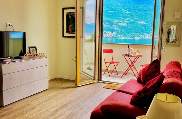 Con Vista Mozzafiato sul Lago D'iseo, Ideale per Famiglie, Amici, Coppie