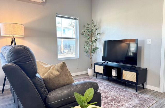 Condo in Quiet Neighborhood, Close to Everything!
