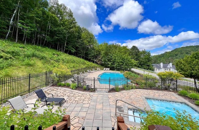 Condo moderne, escapade vacance, vue sur montagnes