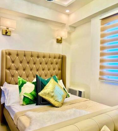 Condo Near Airport Okada MOA w/60 inch smart TV
