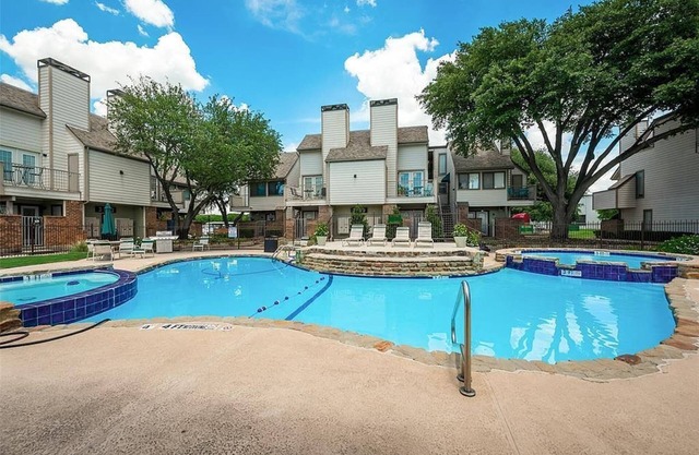 Condo near Dickeys arena & Will Rogers Memorial Center with Pool Hot tub access