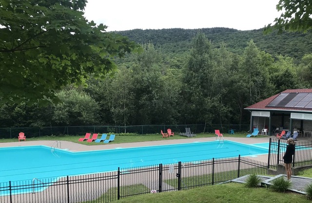 CONDO VAL SUTTON (ski 2 minutes away )(walking distance)